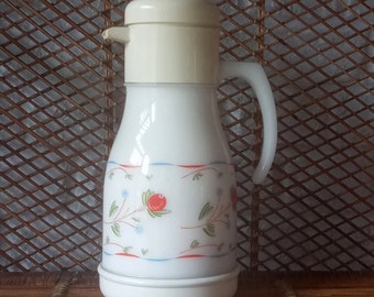 Vintage isolierter Arcopal-Krug mit bunten Blumen