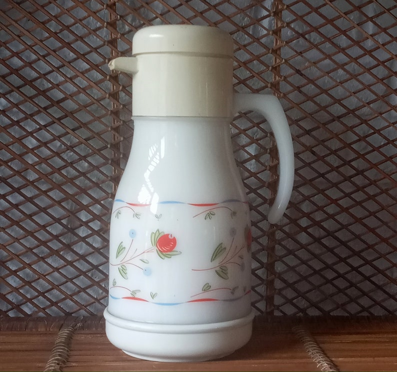 Vintage isolierter Arcopal-Krug mit bunten Blumen Bild 1