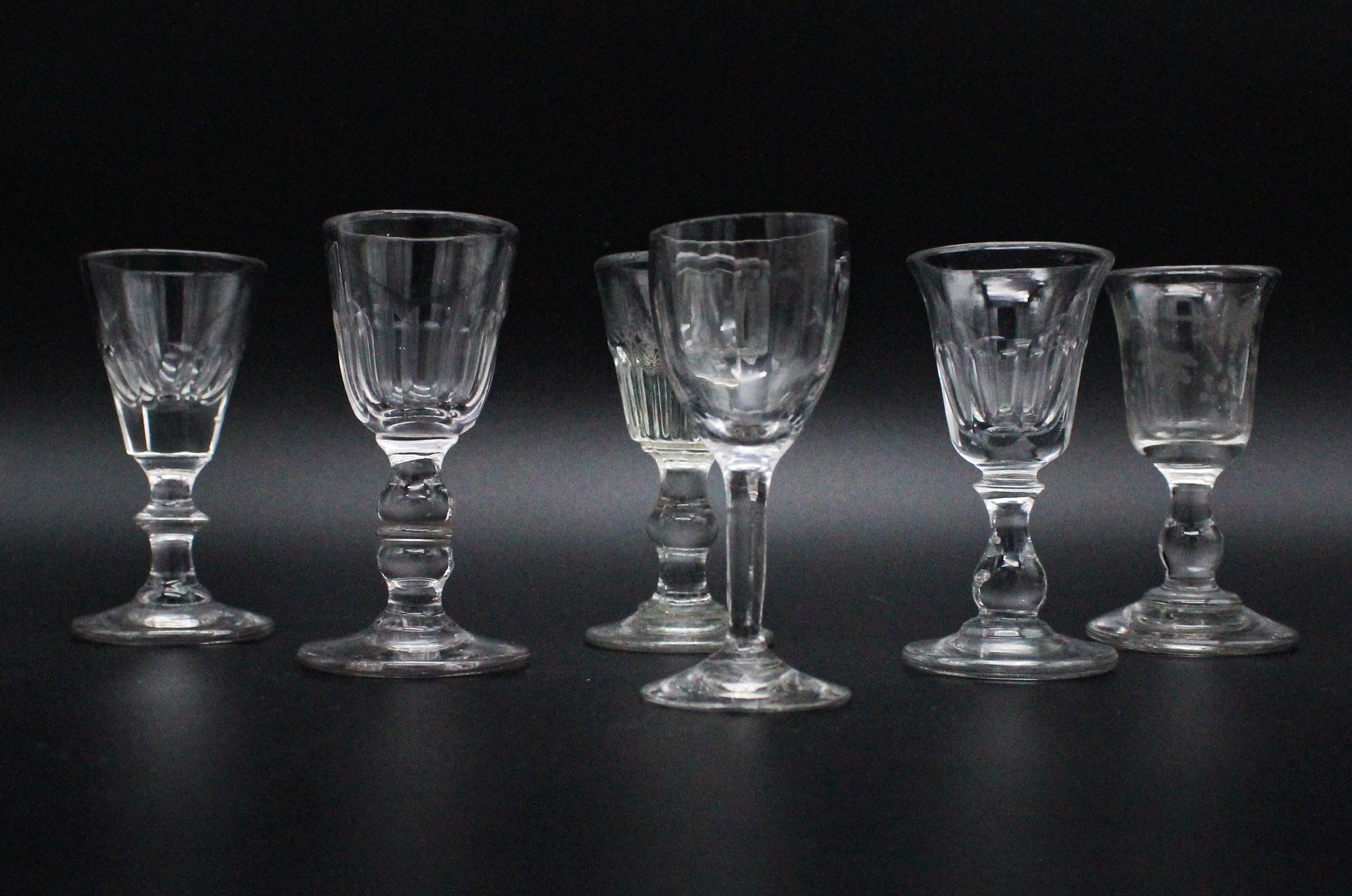 6 Verres Liqueur à Pied Vintage Dépareillés Pour Donner Une Touche Actuelle Votre Table