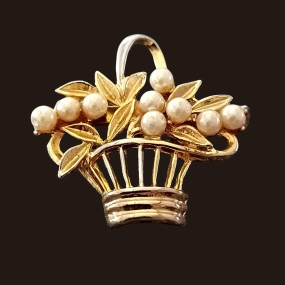 Beautiful vintage pearl and gold metal basket brooch