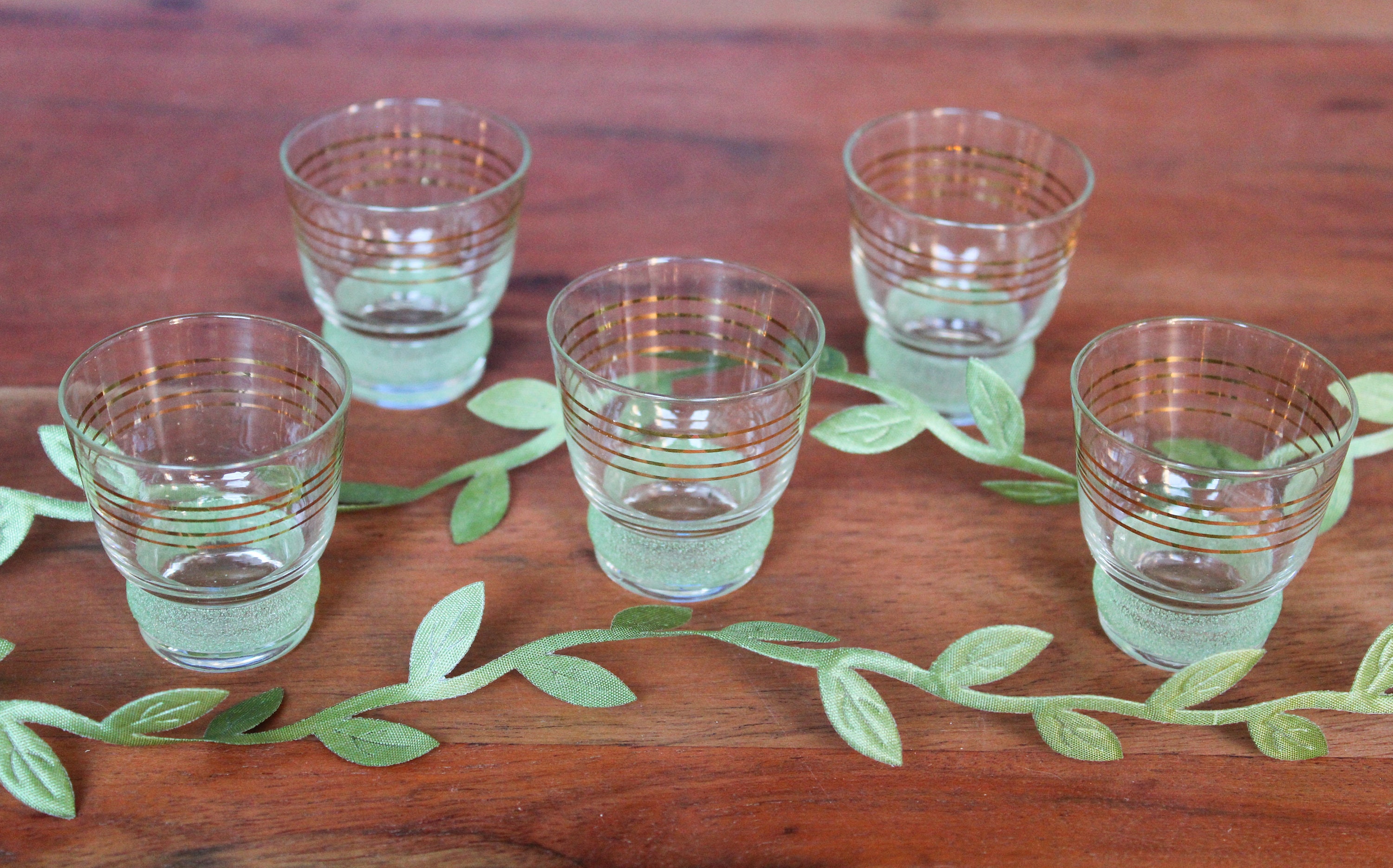 5 Jolis Verres à Liqueur Base Granité Vert, Vintage France Années 50