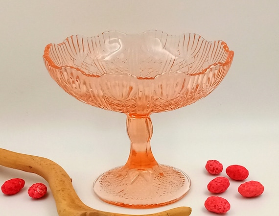 COUPE in shabby pink glass, small vintage footed compote bowl