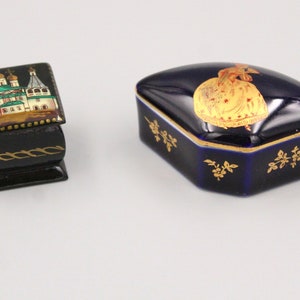 PILL BOX in porcelain flower pattern, Ring box, pill, cobalt blue