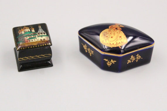 PILL BOX in porcelain flower pattern, Ring box, pill, cobalt blue