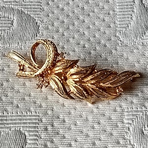 Ancienne broche vintage représentant des feuilles en métal doré - Canada