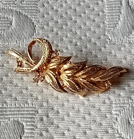 Vintage gold-tone metal leaf brooch