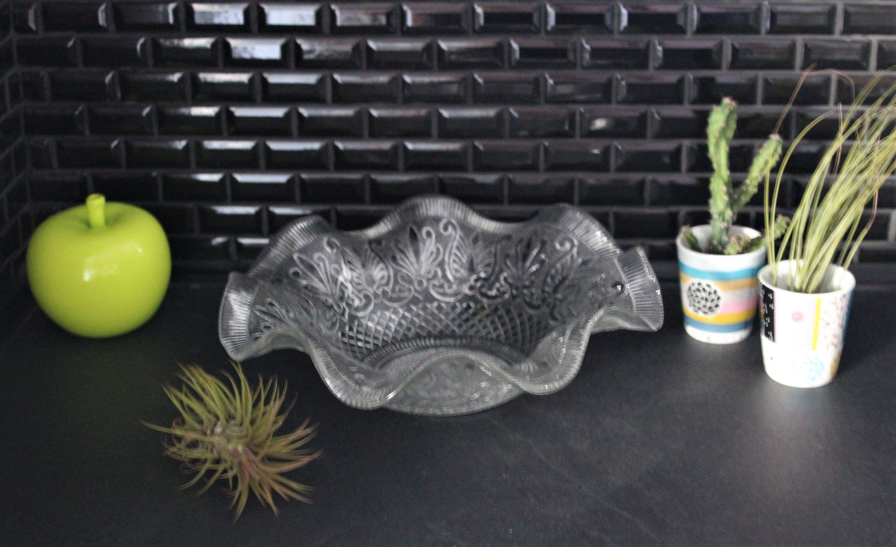 Joli Saladier Années 60 en Verre Moulé Transparent Français, Vintage, Col Ondulé Festonné