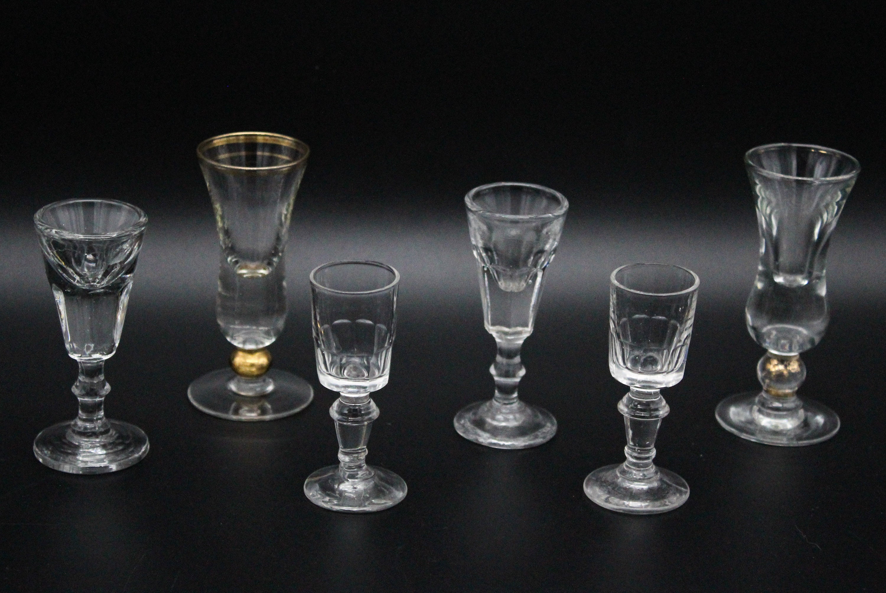 6 Verres Liqueur à Pied Vintage Dépareillés Pour Donner Une Touche Actuelle Votre Table