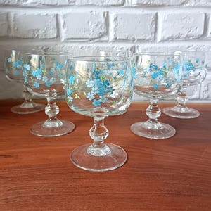 Arcoroc France stemmed glasses with forget-me-not decor, vintage 1980s