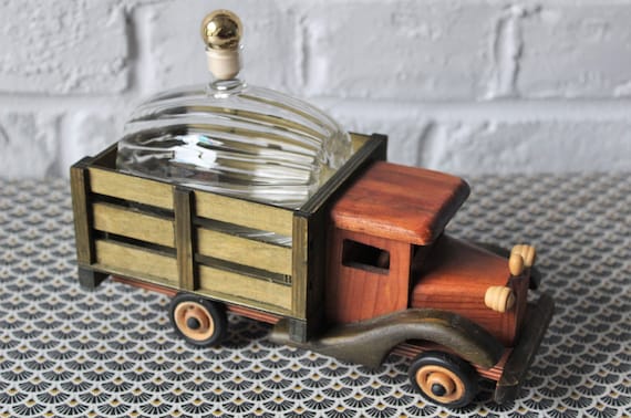 CARAFE barrel carried by the trailer of a vintage wooden truck