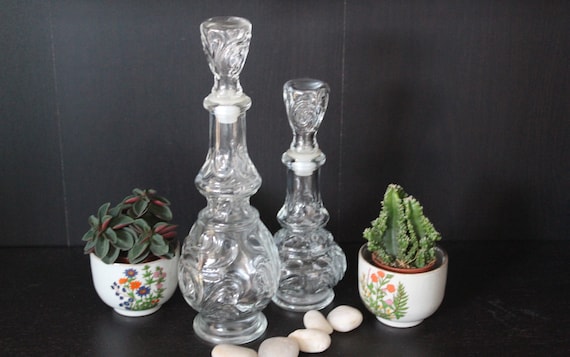 Set of 2 transparent genie CARAFES with swirl pattern