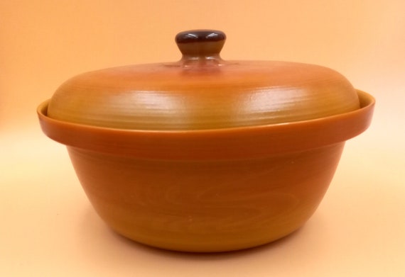 Arcopal vintage opaline caramel-colored casserole dish, VOLCAN model