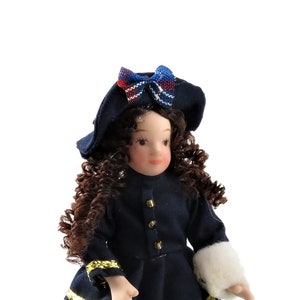 Puppenhaus Victorian Kleines Mädchen im Winter-Outfit 1:12 Porzellanmenschen