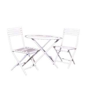 Op de afbeelding: Witte metalen klaptafel en twee stoelen. De tafel is rond en heeft een kruisvormig ontwerp op de poten. De stoelen hebben een latten rugleuning en zitting.