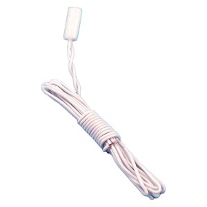 Puede incluir: Un cable blanco enrollado con un enchufe de plástico blanco en el extremo.