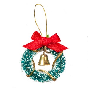 Accessoire de porte de Noël miniature en forme de couronne décorée de neige verte pour maison de poupée