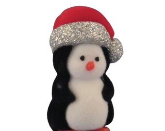 Poppenhuis pinguïn met kerstmuts gevlokt speelgoedwinkel winter kinderkameraccessoire