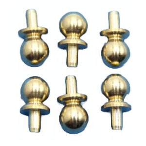 Könnte beinhalten: Sechs goldfarbene Metallknöpfe mit runder Kugelkopf und einem Gewindestiel. Die Knöpfe haben einen dekorativen Ring um die Basis der Kugel.