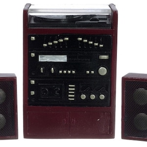 Tocadiscos estéreo de casa de muñecas con altavoces en un armario de caoba.