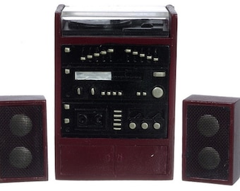 Può includere: Un sistema stereo in stile vintage con un giradischi, un registratore a cassette e un sintonizzatore. Il sistema è rosso bordeaux con accenti neri e include due altoparlanti abbinati.