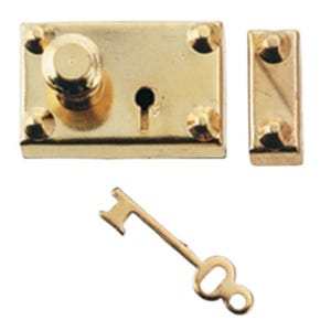 Peut inclure: Un ensemble de serrure en métal doré avec une clé. L'ensemble comprend une serrure rectangulaire avec un bouton et un trou de serrure, un loquet assorti et une petite clé. La serrure et le loquet ont des rivets arrondis décoratifs. La clé a un design simple et élégant.