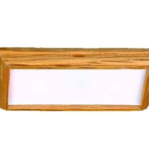 Puede incluir: Una luminaria rectangular con un marco de madera. El marco es de color marrón claro con un patrón de veta de madera. La luminaria tiene un difusor blanco.