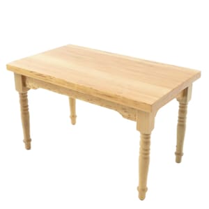 Puede incluir: Una mesa de madera clara con una tapa rectangular y patas torneadas. La mesa está hecha de madera sin tratar y tiene una veta de madera natural.
