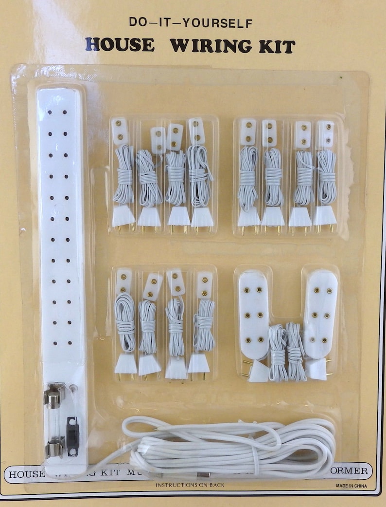Peut inclure: Un kit de c&acirc;blage domestique blanc, comprenant une multiprise, des ensembles de fils blancs et des prises, le tout emball&eacute; dans du plastique transparent. Le kit est &eacute;tiquet&eacute; "DO-IT-YOURSELF HOUSE WIRING KIT".