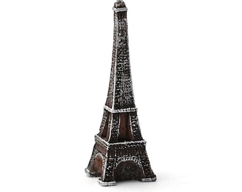 Könnte beinhalten: Eine kleine, braune und silberne Nachbildung des Eiffelturms. Der Turm ist aus Metall und hat ein detailliertes Design.