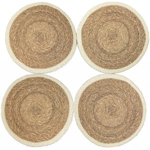 Peut inclure: Ensemble de quatre sets de table ronds en osier brun et beige avec une bordure blanche.