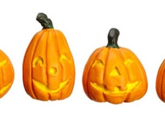 Può includere: Un set di sei zucche di Halloween arancioni a forma di jack-o'-lantern con facce intagliate. Le zucche sono di diverse dimensioni e hanno occhi, nasi e bocche neri.
