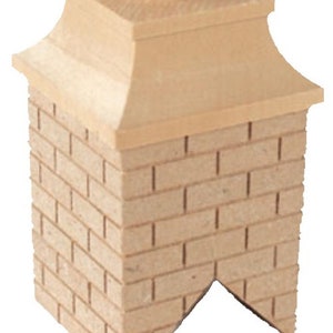 Puede incluir: Una chimenea de madera en miniatura con un patrón de ladrillos en los lados. La chimenea tiene una parte superior decorativa con un pequeño elemento redondo. El color es marrón claro.
