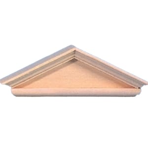 Può includere: Un ripiano triangolare in legno con una modanatura decorativa attorno al bordo. Il ripiano è grezzo e pronto per essere dipinto o tinto.