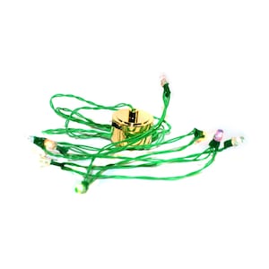 Op de afbeelding: Een reeks kleine LED-lampjes met een goudkleurig batterijcompartiment. De lampjes zijn veelkleurig en bevestigd aan een groene draad. Het batterijcompartiment is cilindrisch en heeft een glanzende, metallic afwerking. Op een witte achtergrond.