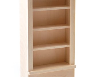 Puede incluir: Una estantería de madera con cuatro estantes y una base. La estantería está sin terminar y lista para ser pintada o teñida.