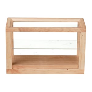 Op de afbeelding: Een houten vitrine met een glazen voorzijde en een plank erin. De vitrine is gemaakt van licht hout en heeft een eenvoudig ontwerp.