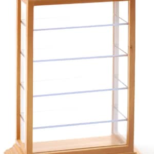 以下が含まれることがあります： ガラス棚が付いた木製ディスプレイケース。ケースは明るい木目調でシンプルなデザインです。