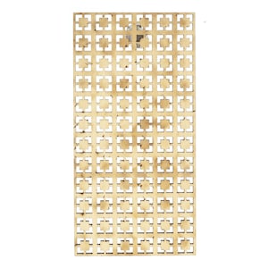 Puede incluir: Panel decorativo rectangular de madera con un patrón geométrico repetido de cuadrados y formas florales estilizadas. El panel es de color marrón claro y el diseño está recortado, creando una sensación de apertura. Adecuado para la decoración del hogar.