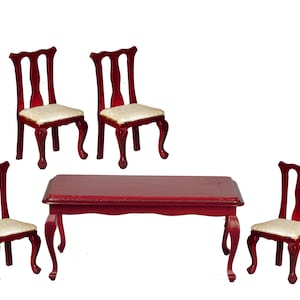 Puede incluir: Un juego de comedor de caoba con una mesa rectangular y cuatro sillas. Las sillas tienen un diseño clásico con respaldo curvo y patas cabriole.
