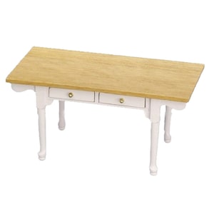 Könnte beinhalten: Weißer Holztisch mit zwei Schubladen und einer natürlichen Holzplatte. Der Tisch hat gedrehte Beine und Messing-Schubladenknöpfe.