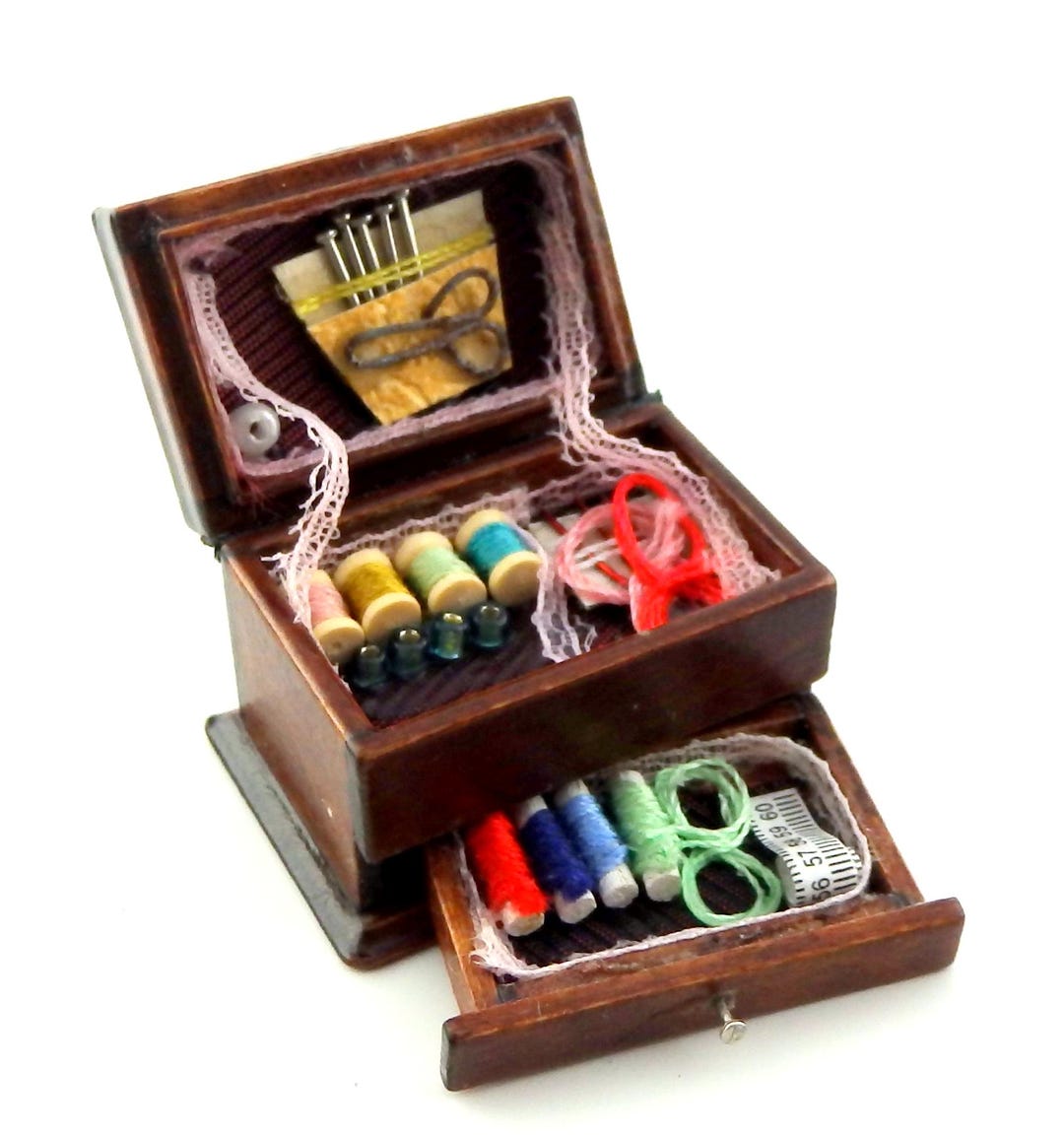 Melody Jane Puppenhaus Nähzubehör-Set – Stickgarn, Seide & Kurzwaren In Miniatur-Box – 1:12 Maßstab Für Puppenstuben