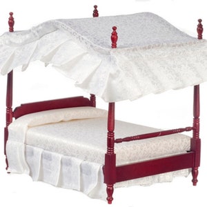 Puede incluir: Una cama de madera roja con dosel de cuatro postes y ropa de cama blanca.