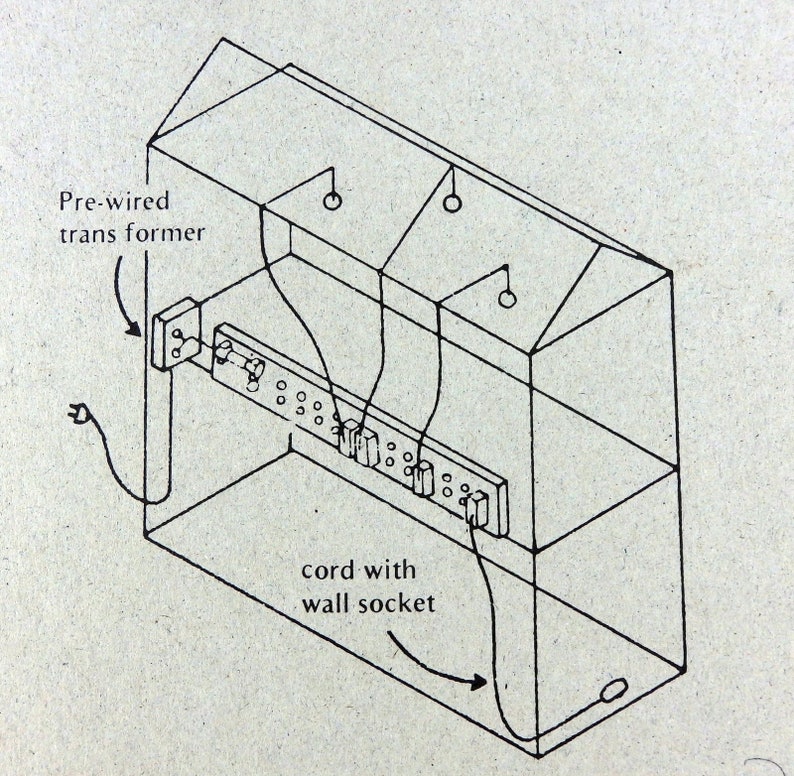 Peut inclure: Illustration d'une bo&icirc;te rectangulaire transparente avec un toit en pente. &Agrave; l'int&eacute;rieur, une multiprise est connect&eacute;e &agrave; un transformateur pr&eacute;-c&acirc;bl&eacute; et &agrave; un cordon avec une prise murale. Des fils relient la multiprise &agrave; de petits luminaires.