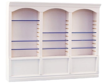 Puede incluir: Estantería de exhibición de madera blanca con tres secciones, cada una con cuatro estantes de vidrio. Los estantes tienen un ligero tono azul.