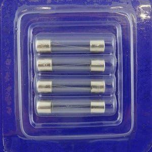 Può includere: Una confezione di quattro fusibili a tubo di vetro. Ogni fusibile ha terminali argentati e un filo sottile visibile all'interno del tubo di vetro trasparente. I fusibili sono confezionati in un blister di plastica trasparente su sfondo blu.