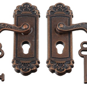 以下が含まれることがあります： 装飾的なディテールとキーホールを備えた、アンティークスタイルのドアハンドル2個。各ハンドルには装飾的なレバーがあり、それに合うキーが付属しています。