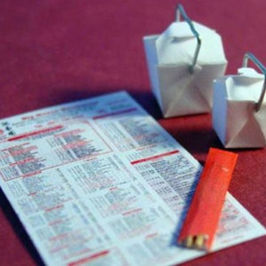 Casa de bonecas chinesa para viagem, cardápio de papelão e pauzinhos em miniatura