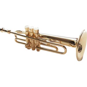 Puede incluir: Una trompeta dorada con tres válvulas. La trompeta es un instrumento musical utilizado en el jazz, la música clásica y otros géneros.