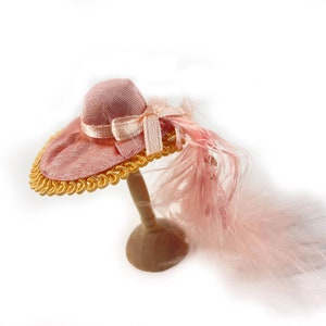 Roze poppenhuismuts met veren en strik Hoedenmakerswinkel damesaccessoire