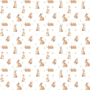 Op de afbeelding: Een naadloos patroon met een herhalend ontwerp van bruine konijnen en gouden sterren op een witte achtergrond.